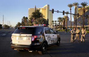 Miembros de la policía bloquearon Las Vegas Boulevard frente al hotel Mandalay Bay, lugar en el que se produjo un tiroteo durante el festival Route 91 Harvest, en Las Vegas, Estados Unidos.