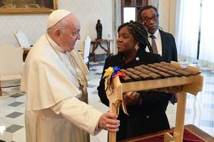 La vicepresidenta y ministra Francia Márquez mostrándole al papa Francisco una marimba de chonta, en El Vaticano