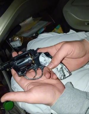 Pistola que usaban los delincuentes