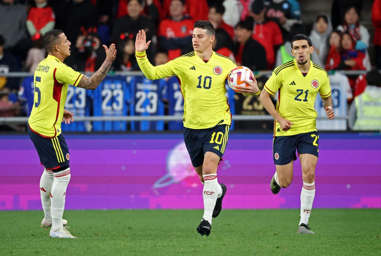 James Rodríguez celbra su gol ante Corea del Sur con Kevin Castaño