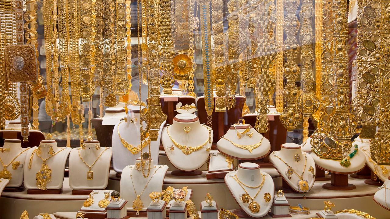 Asia, Arabia, Dubai Emirate, Dubai, Deira, Jewelry store in Dubai's Gold Souk