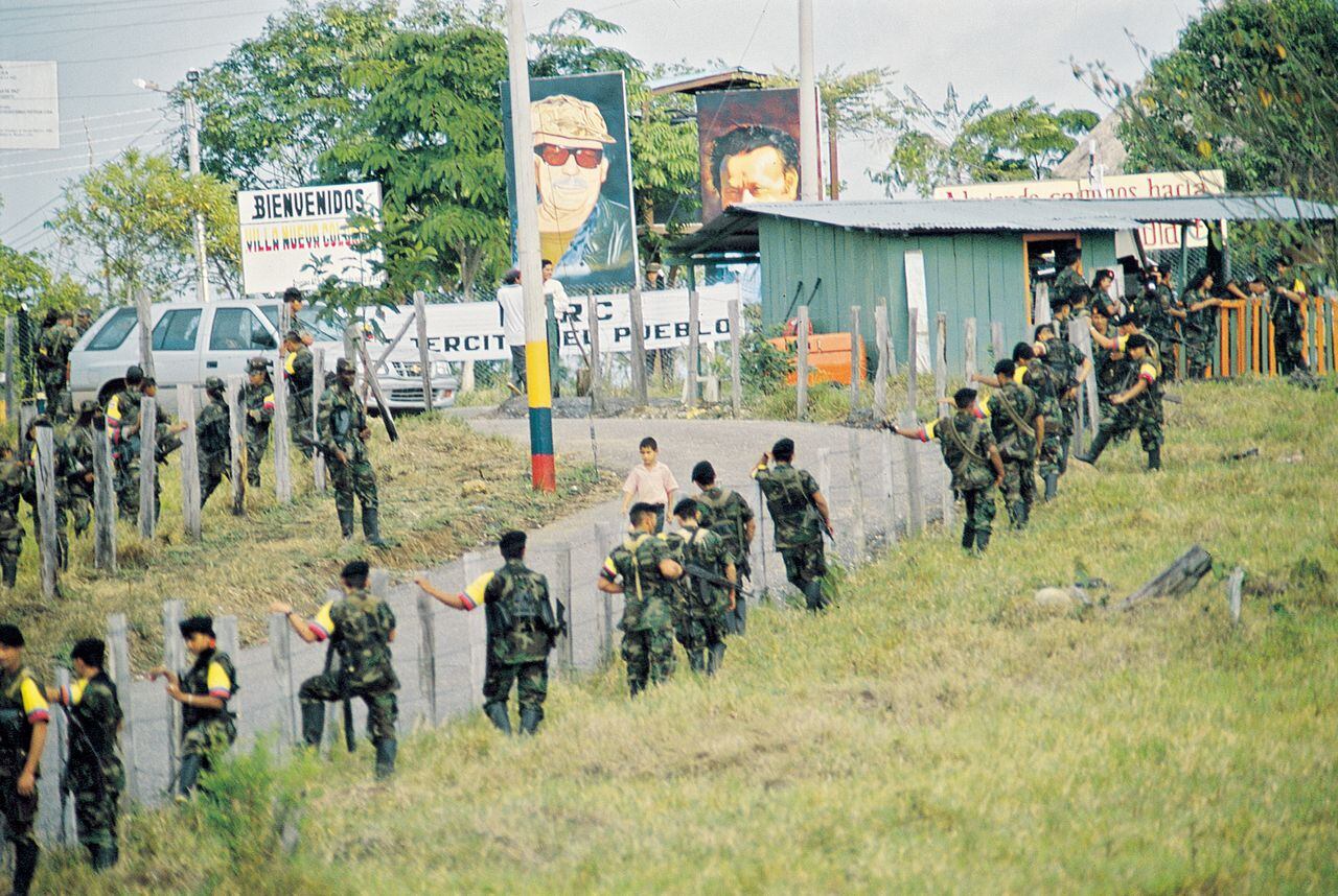 Diálogos de paz  en el  Caguán entre el gobierno de Andrés Pastrana y las FARC EP 
Caquetá enero 1999
Foto León Darío Peláez / Semana