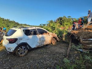 Una camioneta que fue arrastrada por la montaña en la vía entre Medellín y Chocó. Hay decenas de muertos.