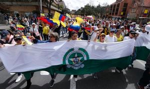 Miles de colombianos se dieron cita para protestar en contra de las reformas que busca aprobar el gobierno del presidente Gustavo Petro, en la llamada Marcha de la Mayoría.
Bogota junio 20 del 2023