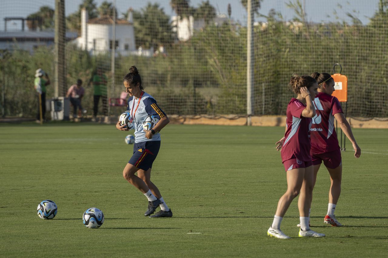La nueva seleccionadora de España, Montse Tomé, durante el entrenamiento en las instalaciones de Oliva Nova Sports.