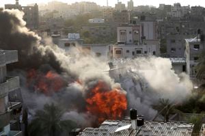 Humo y fuego alzándose de una explosión provocada por un ataque aéreo israelí contra un edificio en Gaza, el sábado 13 de mayo de 2023. El edificio era propiedad de un miembro de Yihad Islámica. (AP Foto/Ashraf Amra)