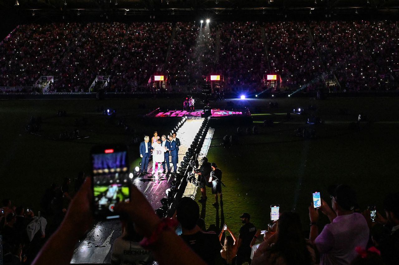 El escenario donde se presentò Messi estuvo lleno de luces y colmado de gente.