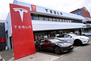 Tesla ​es una empresa estadounidense  que diseña, fabrica y vende automóviles eléctricos.​ Foto: Agencia AFP / El País
