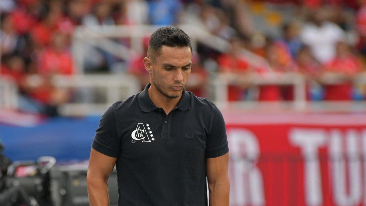 Lucas González, técnico del América de Cali, aburrido tras perder con el Medellín.