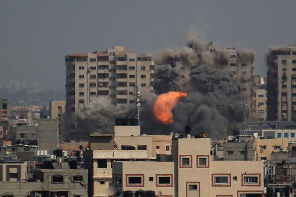Hamás también tomó como rehenes a soldados y civiles israelíes y los trasladó a Gaza. El ataque provocó una declaración de guerra por parte del primer ministro israelí, Benjamín Netanyahu. (Foto de Ahmad Hasaballah/Getty Images)
