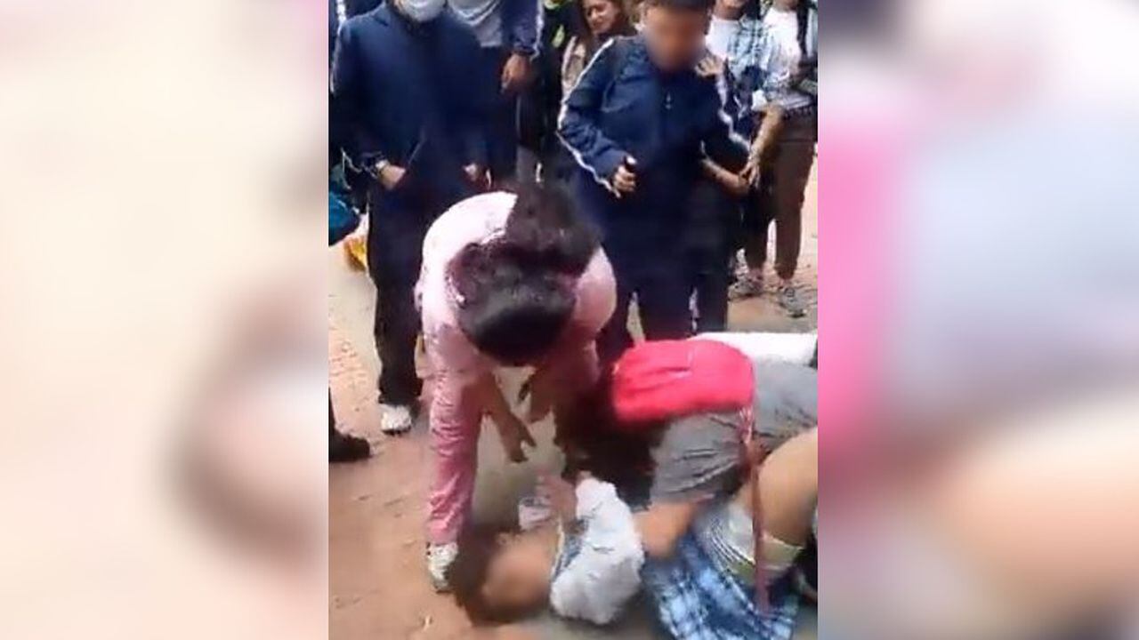 Una de las mamás de las estudiantes presenció la pelea y no hizo nada para separarlas.