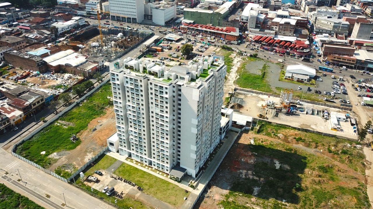 El lote que está detrás de la torre de apartamentos, con carros parqueados, es donde se edificará Paraíso Centro Comercial, cuya obra estaría lista en 2027.