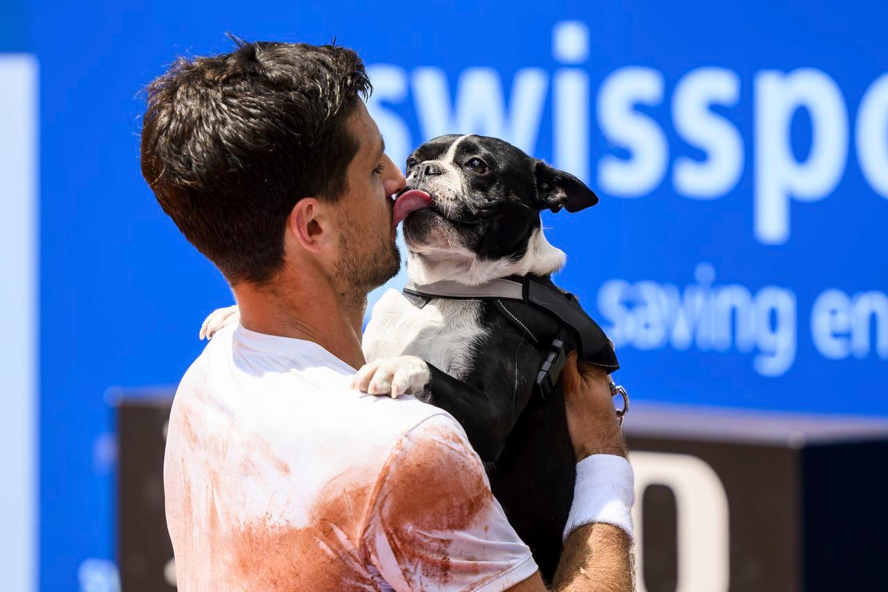 Tras vencer en la final al español Albert Ramos-Vinolas, el argentino Cahín no dudó en celebrar el título con su perro ennn pleno podio.