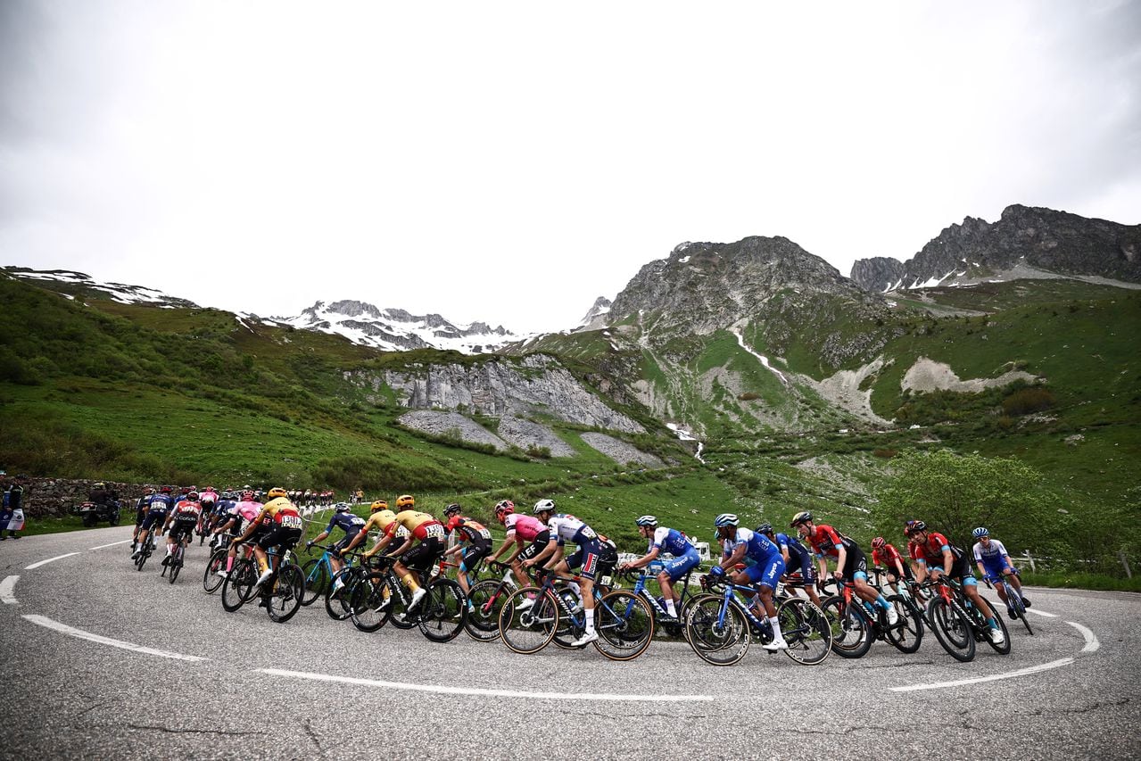 El grupo recorre el col de la Madeleine durante la séptima etapa de la 75.ª edición de la carrera ciclista Criterium du Dauphine, 148 km entre Port de Savoie y Col de la Croix de Fer - Saint Sorlin, Francia, el 10 de junio de 2023. (Foto por Anne-Christine POUJOULAT / AFP)