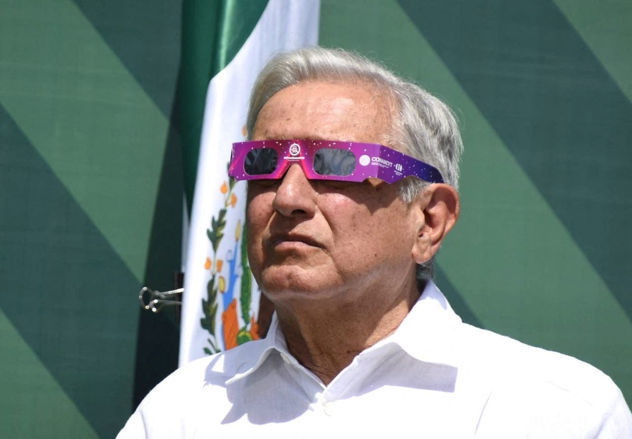 El presidente mexicano Andres Manuel Lopez Obrador usa gafas especiales para ver el eclipse en Mazatlan, Mexico, April 8, 2024. Mexico Presidency/Handout via REUTERS ATTENTION EDITORS - THIS IMAGE HAS BEEN SUPPLIED BY A THIRD PARTY. NO RESALES. NO ARCHIVES