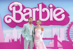 En esta imagen de archivo, Ryan Gosling (izquierda) y Margot Robbie posan para los fotógrafos a su llegada al estreno de la película "Barbie" en Londres, el 12 de julio de 2023. (Scott Garfitt/Invision/AP, archivo)