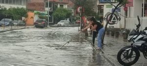 Debido a las fuertes lluvias, en distintos barrios de Cali se presentaron inundaciones y cortos circuitos.