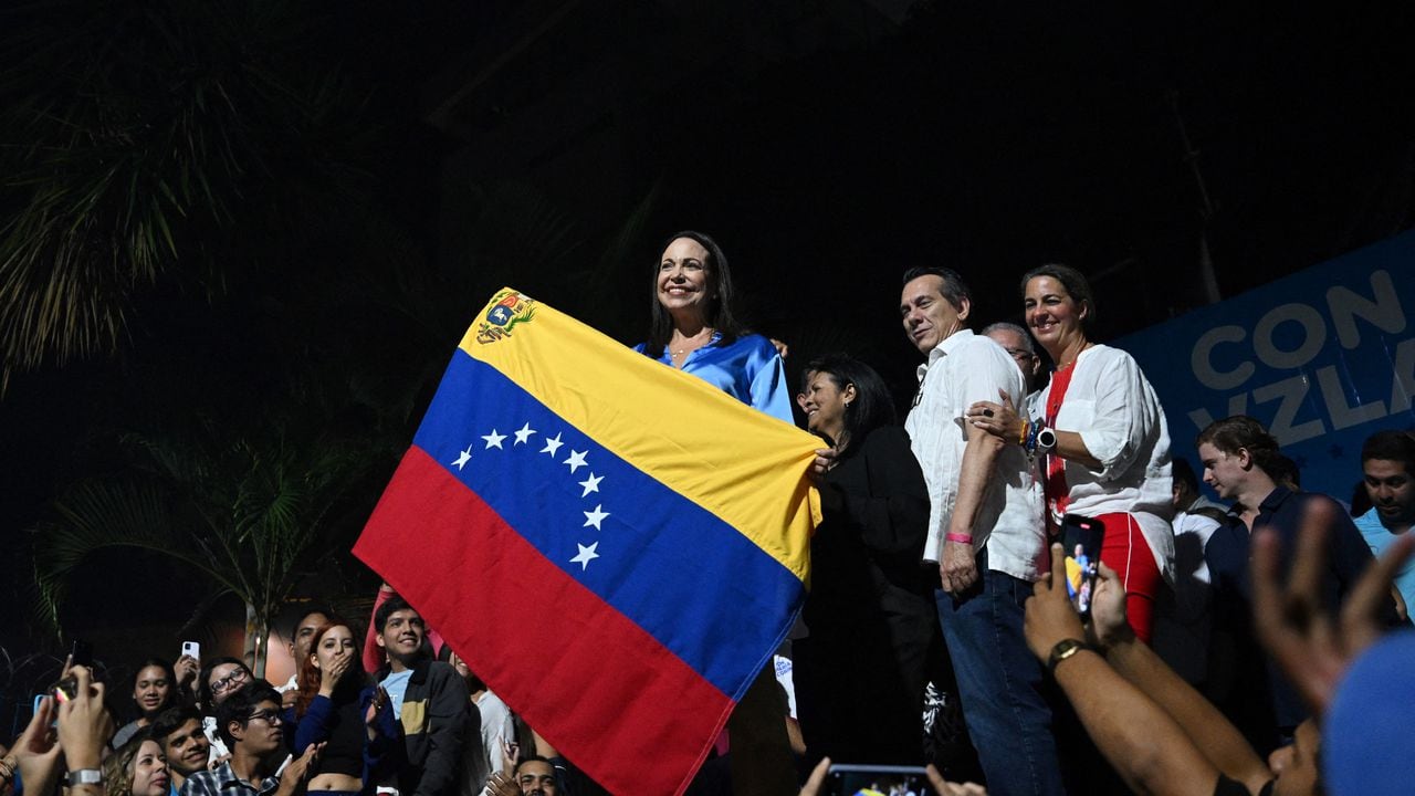 La precandidata presidencial venezolana del partido opositor Vente Venezuela, María Corina Machado (C), celebra los resultados de las elecciones primarias de la oposición en la sede de su partido en Caracas el 22 de octubre de 2023.