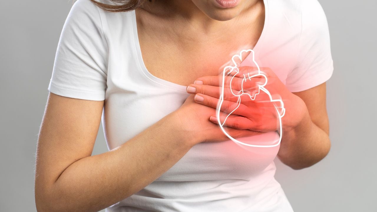 Los síntomas de las enfermedades cardiovasculares son variados. Puede presentarse opresión en el pecho, dificultad para respirar, desasosiego, náuseas e indigestión, entre otros.