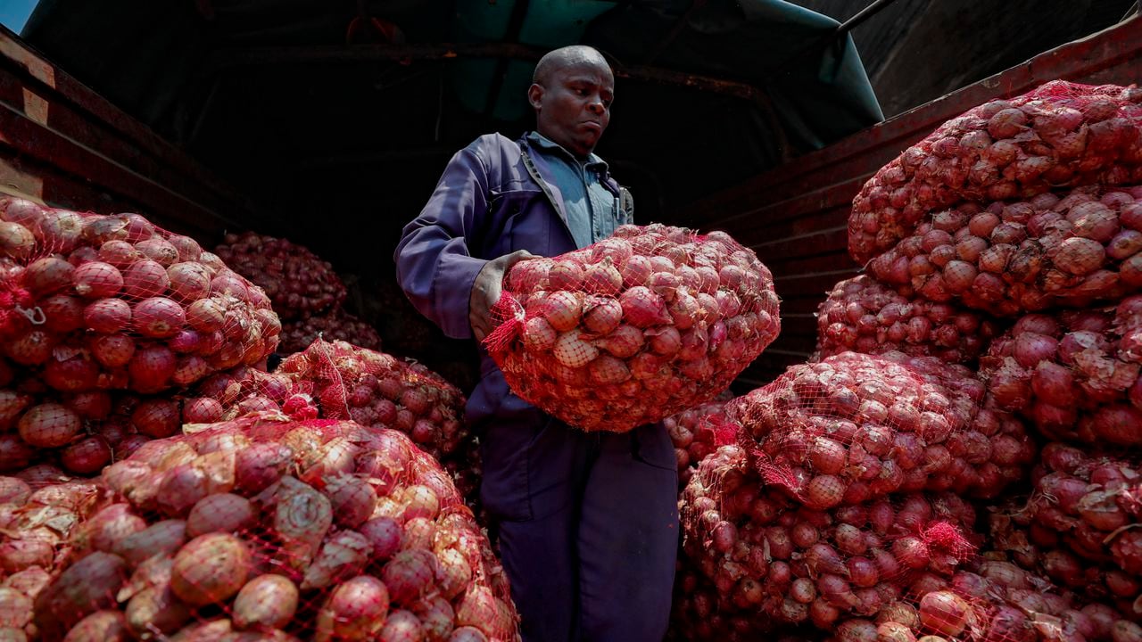 En el principal mercado de comida de Nairobi, Wakulima, los precios de las cebollas de Tanzania están en su máximo de siete años, señaló el tendero Timothy Kinyua.