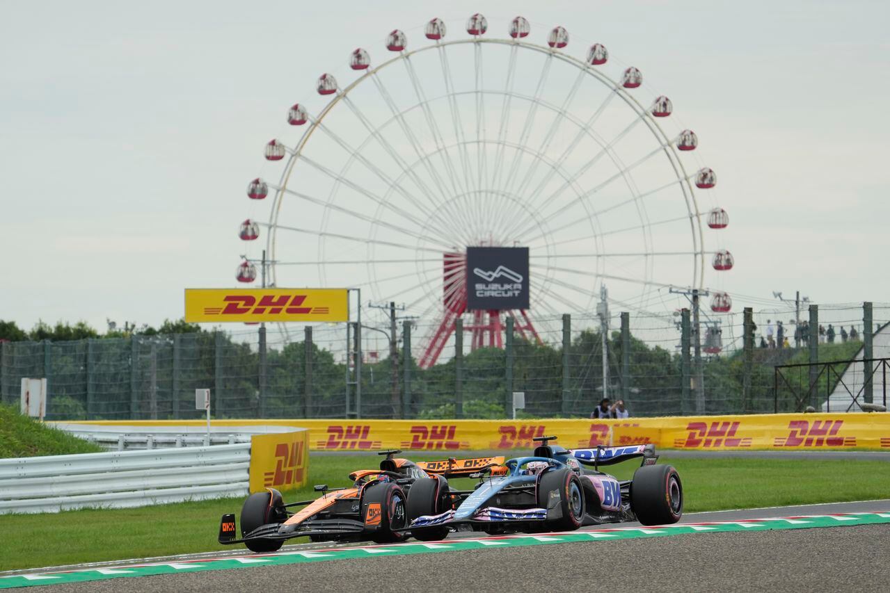 El piloto de McLaren Oscar Piastri de Australia, izquierda, y el piloto de Alpine Esteban Ocon de Francia conducen sus autos durante la primera práctica antes del Gran Premio de Fórmula Uno de Japón en el circuito de Suzuka, Suzuka, Japón central, el viernes 22 de septiembre de 2023. ( Foto AP/Toru Hanai)