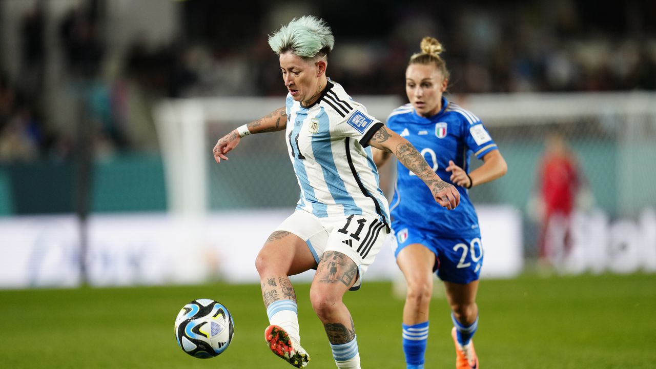 La argentina Yamila Rodríguez controla el balón durante el partido de fútbol del Grupo G de la Copa Mundial Femenina entre Italia y Argentina en Eden Park en Auckland, Nueva Zelanda, el lunes 24 de julio de 2023. (Foto AP/Abbie Parr)