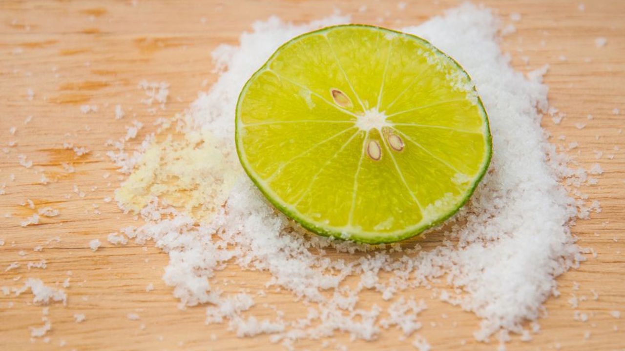 La combinación del limón con la sal ayudan a despercudir las prendas.