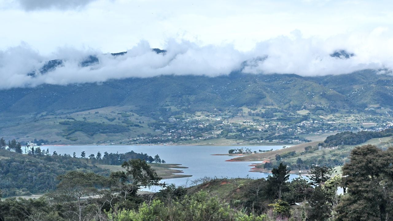 Embalse Calima. La cabecera del municipio se llama Darién por Nicolás Restrepo, que la vio similar a Región del Darién (entre Panamá y Colombia).