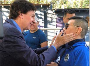 El 'Bambino' Pons se reencontró con Maradona en el 2020, después de mucho tiempo sin verse. El ídolo argentino era técnico de Gimnasia en ese momento.