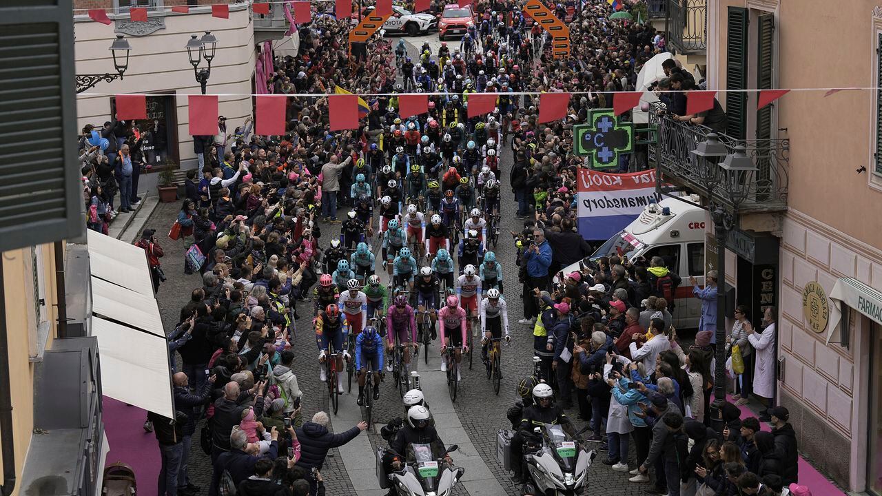 Los ciclistas inician la cuarta etapa del Giro de Italia, carrera ciclista del Giro de Italia desde Acqui Terme a Andora, el martes 7 de mayo de 2024. (Marco Alpozzi/LaPresse vía AP)