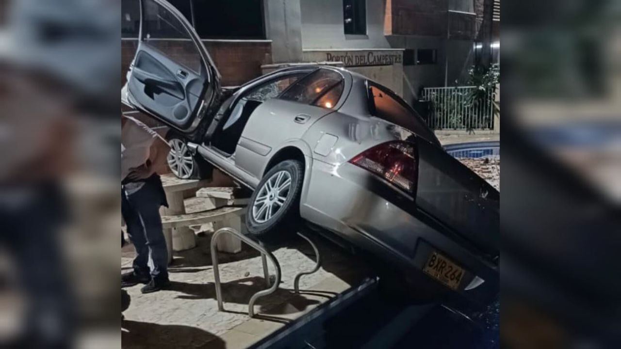 En video quedó registrado un carro que cayó desde un parqueadero elevado en Medellín.
