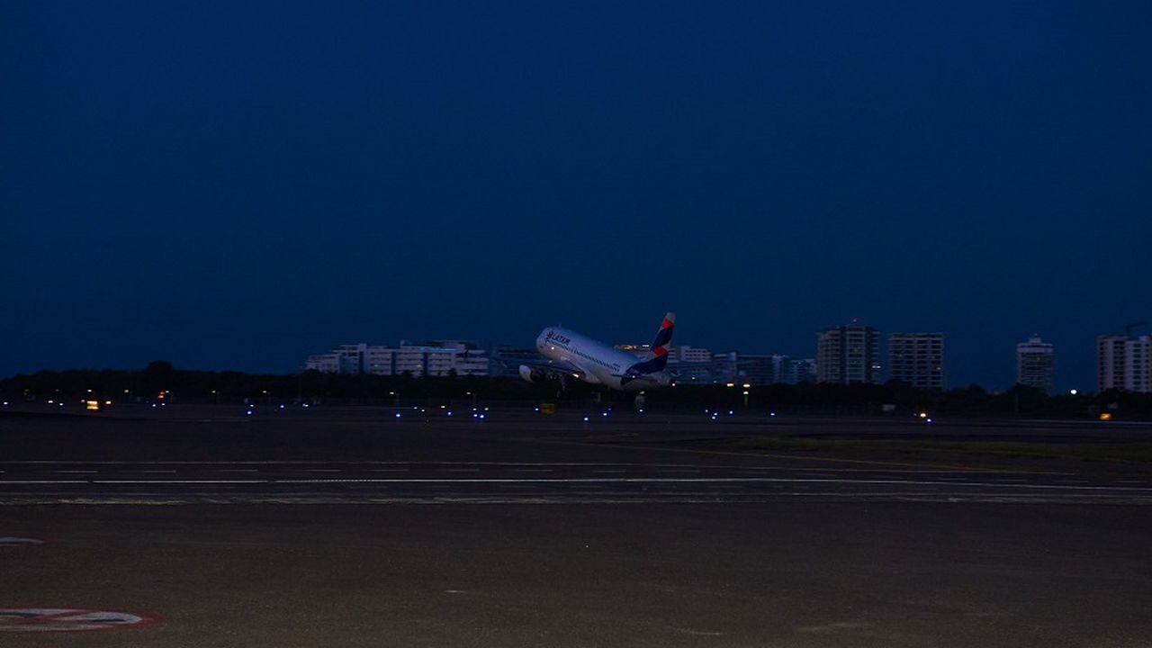 El Aeropuerto Rafael Núñez reportó fallas en las luces de la pista.