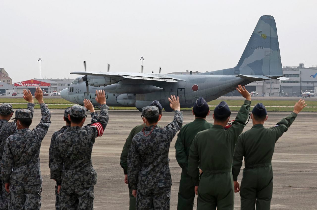 Un avión de transporte C-130 de la Fuerza Aérea de Autodefensa de Japón parte hacia Djibouti, Sudán, en preparación para la evacuación de ciudadanos japoneses en ese país.
Foto: Agencia AFP