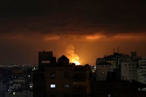 El humo y las llamas se elevan sobre los edificios después de un ataque aéreo israelí en la ciudad de Gaza, Territorios Palestinos, el 9 de mayo de 2023.