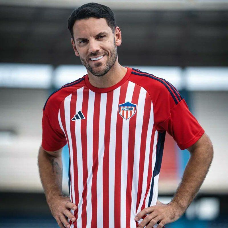 Sebastián Viera luce la nueva camiseta del Junior.