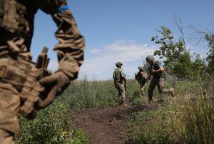 Militares ucranianos de la 22.a brigada mecanizada operan en una posición recapturada cerca de la aldea de Klyshchiivka, al sur de Bakhmut, región de Donetsk, el 13 de julio de 2023. (Foto de Anatolii Stepanov / AFP)