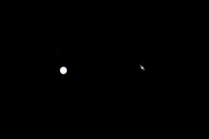 Júpiter (L) y Saturno aparecen con una diferencia de aproximadamente una décima de grado durante un evento astronómico conocido como Gran Conjunción el 21 de diciembre de 2020 en Santa Bárbara, California