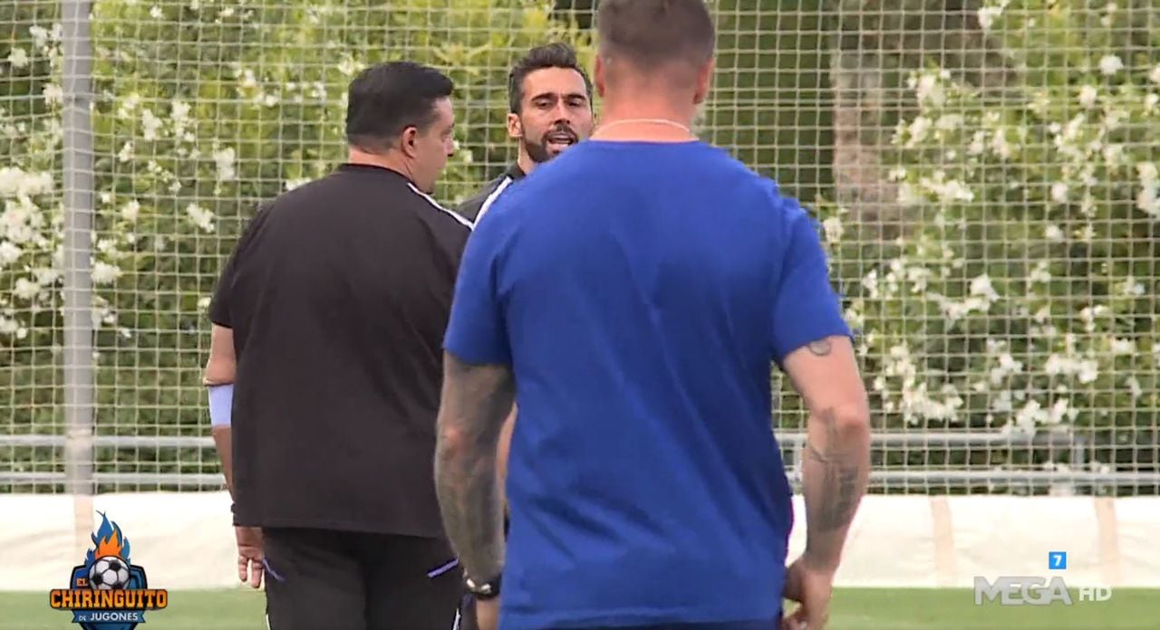 El pique entre Álvaro Arbeloa y Fernando Torres comenzó por los reclamos de ambos técnicos a los árbitros.