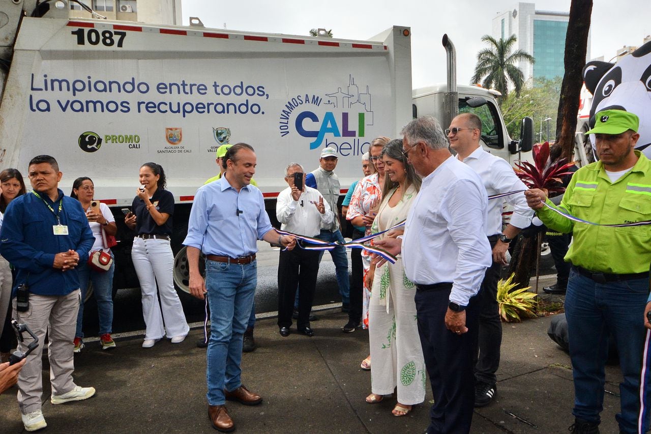 Alcalde Alejandro Eder entrega 15  camiones compactadores de altos estándares internacionales en reducción de emisiones contaminantes y mayor capacidad en recolección de residuos para Cali.