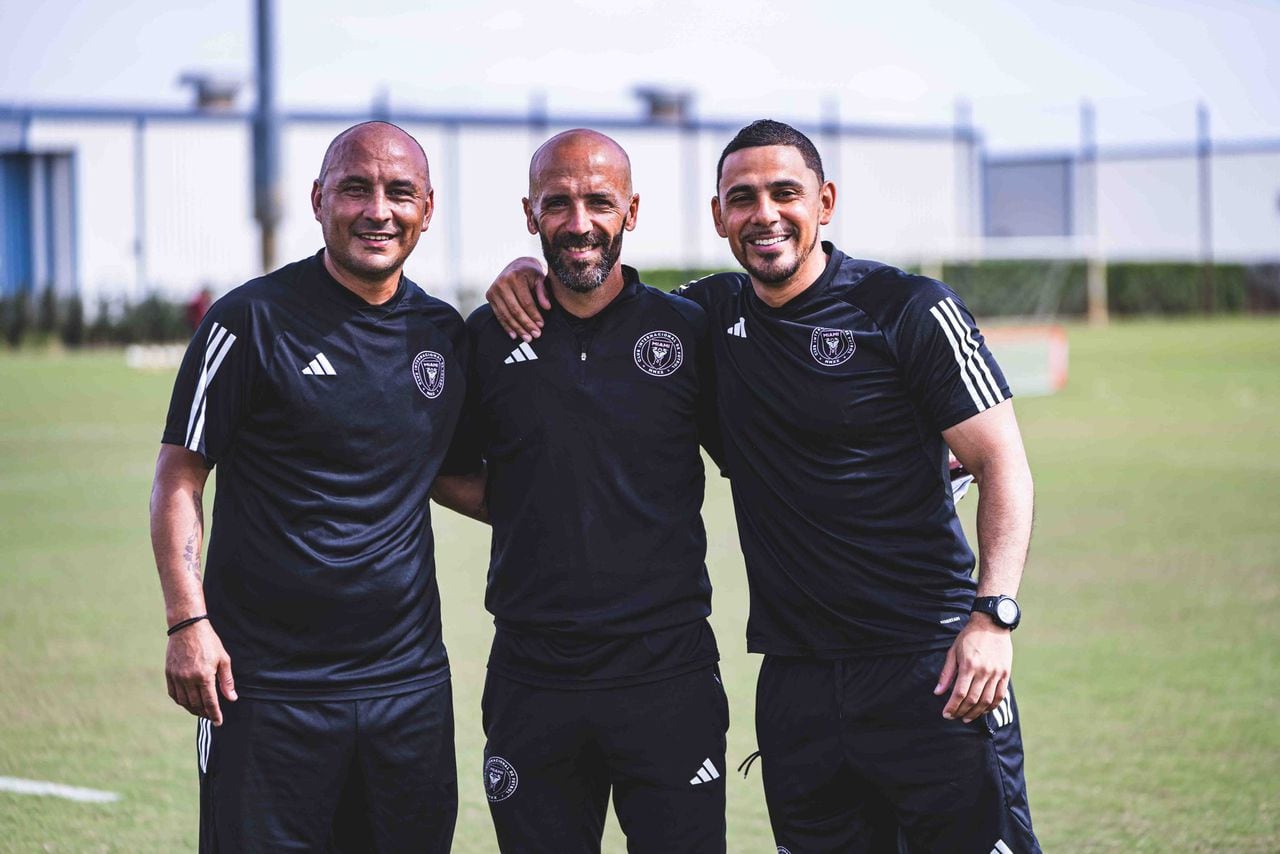Izquierda a derecha: Cristian Ledesma (asistente técnico de Inter Miami II), Federico Higuaín (director técnico de Inter Miami II), Carlos Cataño (preparador físico de Inter Miami II).