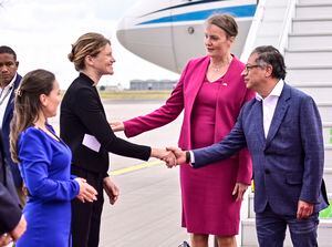 Handout picture released by the Colombian Presidency showing Colombian President Gustavo Petro (R) being welcomed by representatives of the German Government upon landing at Berlin Airport for a three-day state visit, on June 14, 2023. (Photo by Colombian Presidency / AFP) / RESTRICTED TO EDITORIAL USE - MANDATORY CREDIT "AFP PHOTO / COLOMBIAN PRESIDENCY" - NO MARKETING NO ADVERTISING CAMPAIGNS - DISTRIBUTED AS A SERVICE TO CLIENTS