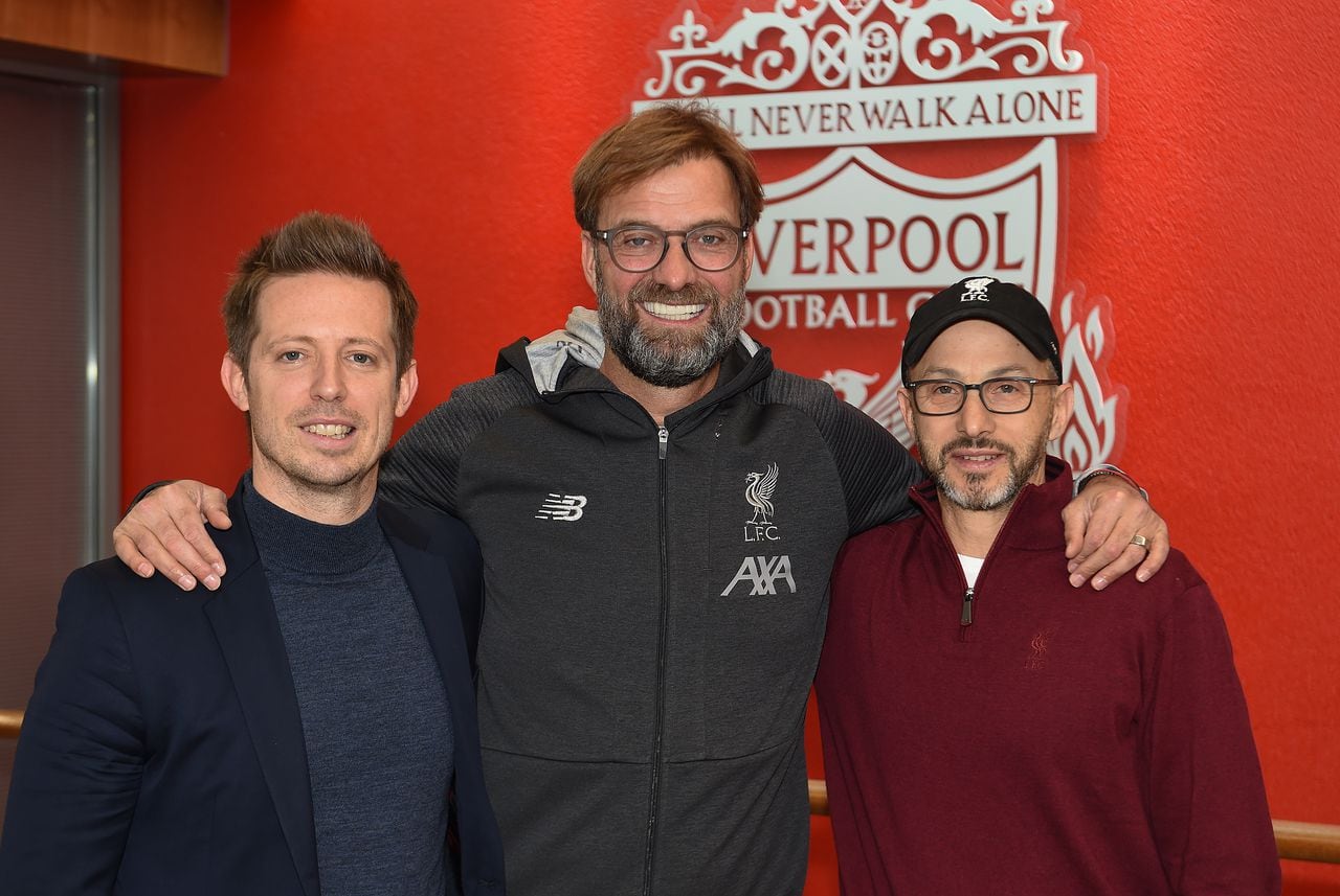 Jurgen Klopp firma una extensión de contrato y charla con el director deportivo Michael Edwards y Mike Gordon presidente de FSG y propietario del Liverpool F.C en el campo de entrenamiento de Melwood el 13 de diciembre de 2019 en Liverpool, Inglaterra.