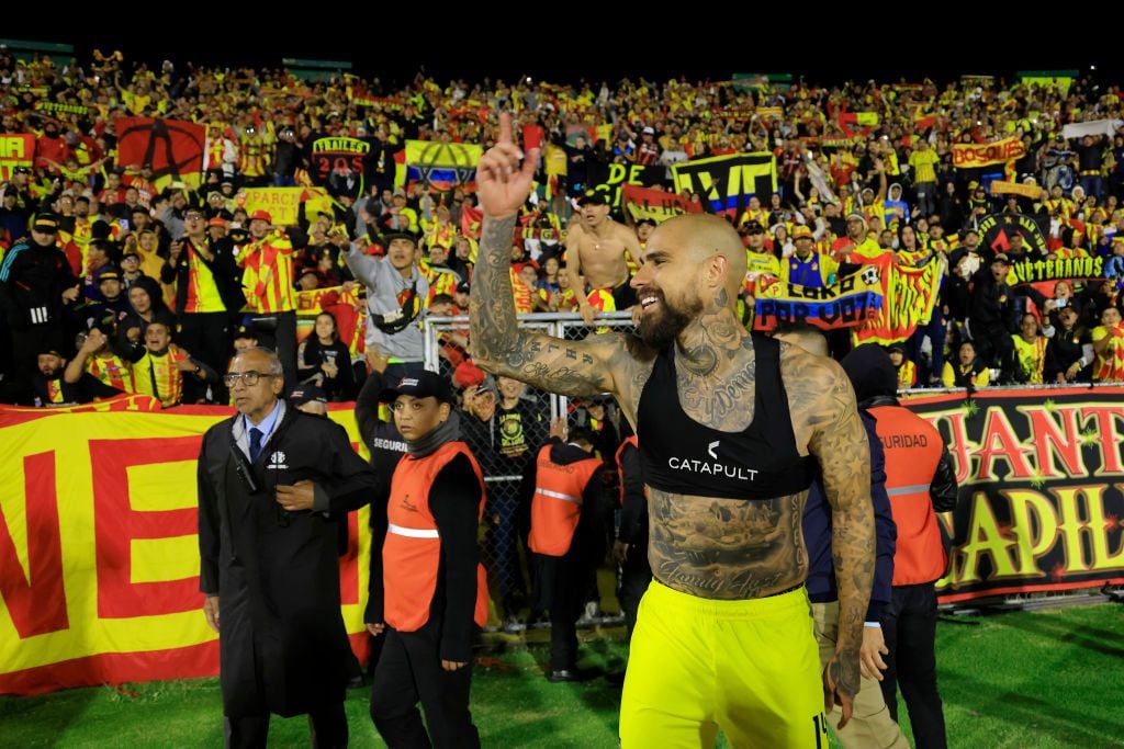 Juan Sebastián Quintero celebrando con los hinchas del Deportivo Pereira
