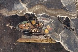 Esta foto de folleto tomada y publicada el 25 de junio por Parco Archeologico di Pompei (Parque Arqueológico de Pompeya), muestra una pintura pompeyana de 2000 años de antigüedad, una naturaleza muerta, encontrada por las nuevas excavaciones de Regio IX, representada en la pared de un antiguo Casa pompeyana que podría ser un ancestro lejano de la pizza moderna. (Photo by Handout / Parco Archeologico di Pompei press office / AFP) / RESTRICTED TO EDITORIAL USE - MANDATORY CREDIT "AFP PHOTO / PARCO ARCHEOLOGICO DI POMPEI" - NO MARKETING NO ADVERTISING CAMPAIGNS - DISTRIBUTED AS A SERVICE TO CLIENTS