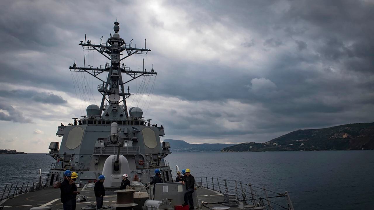 Esta fotografía del 12 de noviembre de 2018 muestra el USS Carney en el Mar Mediterráneo. El buque de guerra estadounidense y varios barcos comerciales fueron atacados el domingo 3 de diciembre de 2023 en el Mar Rojo