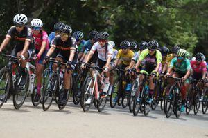 Imagen de una etapa de la Vuelta a Colombia Femenina.