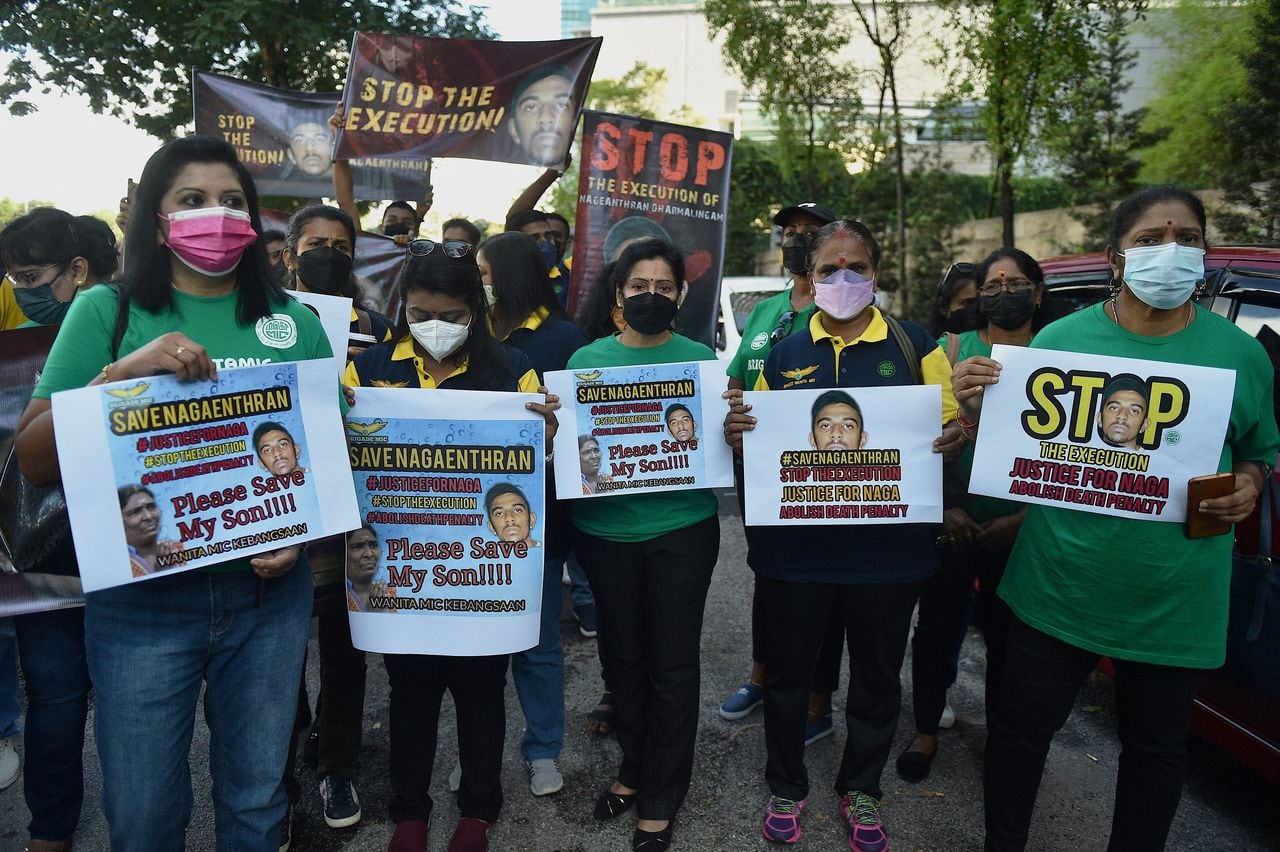 Activistas protestan contra la ejecución planificada de Nagaenthran K. Dharmalingam, un hombre de Malasia con discapacidad mental condenado a muerte por tráfico de heroína a Singapur en 2009, frente a la Alta Comisión de Singapur en Kuala Lumpur el 23 de abril de 2022.
