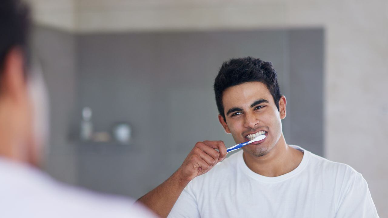 Es importante usar hilo dental para limpiar muy bien los dientes.