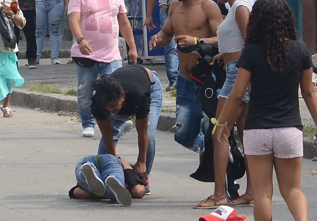 Cali: Intolerancia, peleas callejera, agresión, maltrato. foto José L Guzmán. El País. julio 11-23