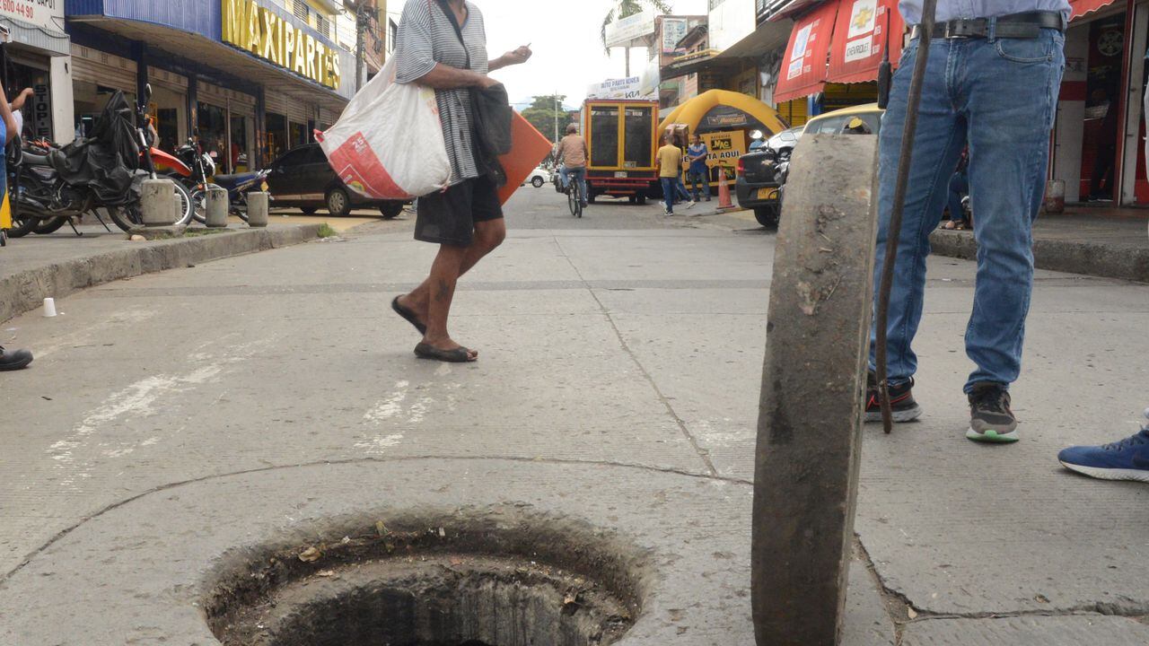 Orden: Alcantarillas para aguas de lluvia del barrio sucre están siendo utilizadas por sujetos de la calle que salen de su interior. Foto José L Guzmán. EL País. junio 8-23